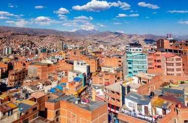 La Paz 'ın renkli sokakları Illimani tepesi kar örtülü, La Paz şehri, Bolivya