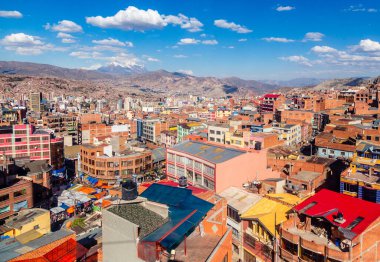 La Paz 'ın renkli sokakları Illimani tepesi kar örtülü, La Paz şehri, Bolivya