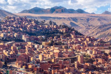 Arka planda And Dağları olan El Alto banliyö panoraması, La Paz şehri, Bolivya