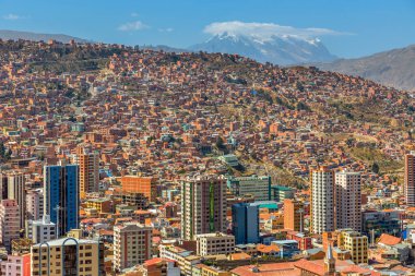 Nuestra Senora de La Paz hızla büyüyen renkli bir şehir modern binalar ve arka plandaki tepeye yayılmış pek çok yaşam evleri, Bolivya.