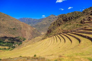 Dağ yamacındaki Antik İnka tarım terasları, Pisac, Peru