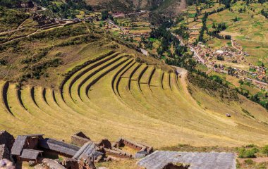 Dağ yamacındaki Antik İnka tarım terasları, Pisac, Peru