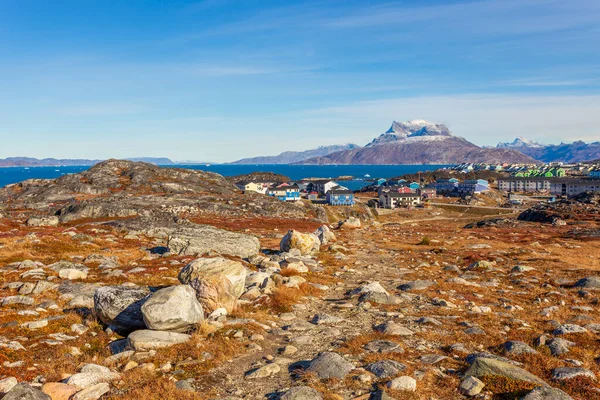 Podzimní Grónská Tundra Pomerančovou Trávou Kameny Inuitská Osada Hora Sermitsiaq — Stock fotografie