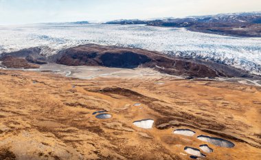 Grönland 'ın Grönland, Kangerlussuaq yakınlarındaki tundra hava manzaralı buzulları eriyerek nehre döküyor.