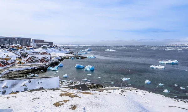 Nuuk Oude Haven Panorama Met Blauwe Ijsbergen Drijven Lagune Nuuk — Stockfoto