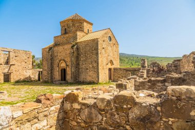 Merkezi Kıbrıs olan Panagia tou Sinti Ortodoks Manastırı kalıntıları