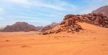 Ürdün 'deki Wadi Rum Çölü' nün kızıl kumları, dağları ve Marthian manzarası