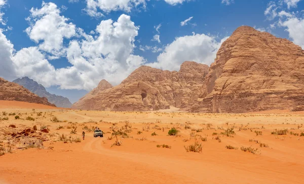 Areias Laranja Falésias Wadi Rum Deserto Com Carro Turístico Fundo — Fotografia de Stock