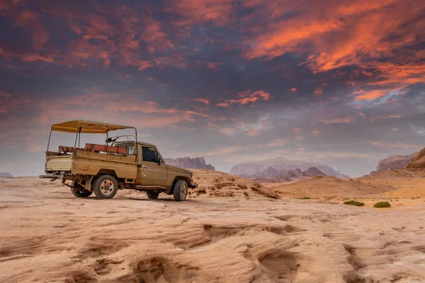 Alter Beduinenwagen Mit Sandsteinen Bei Sonnenuntergang Der Wüste Wadi Rum — Stockfoto
