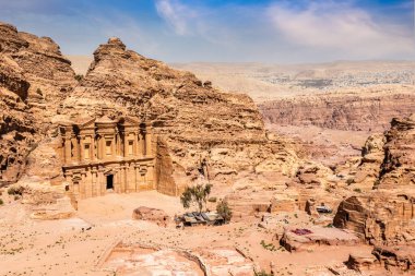 Ad Deir ya da Manastır, antik Nabataean taşından oyulmuş tapınak manzarası, Petra, Ürdün