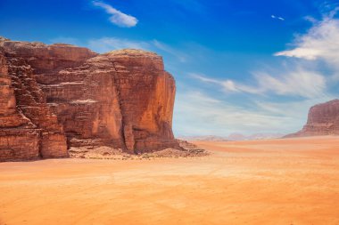 Wadi Rum çölünün kızıl kumları ve dağları, Ürdün