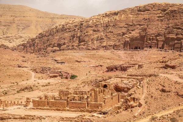 Forntida Nabataean Royal Gravar Bakgrunden Och Ruinerna Stora Templet Förgrunden — Stockfoto