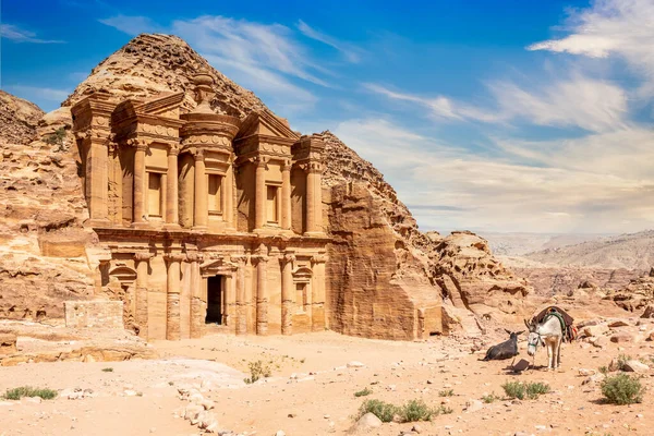 Deir Monastery Αρχαία Πέτρα Nabataean Σκαλιστό Ναό Γαϊδουράκια Στο Προσκήνιο — Φωτογραφία Αρχείου
