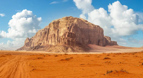Червоний Пісок Величезна Скеля Посередині Пустеля Ваді Рам Йорданія — стокове фото