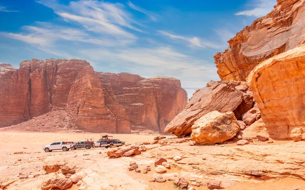 Rode Stenen Rotsen Van Wadi Rum Woestijn Met Auto Achtergrond — Stockfoto