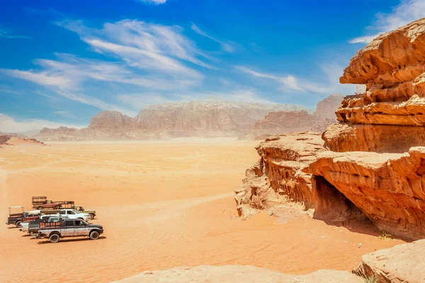 Oranje Zand Rotsen Van Wadi Rum Woestijn Met Auto Voorgrond — Stockfoto