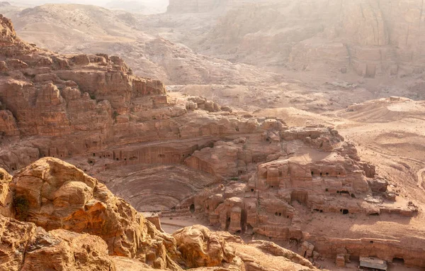 Pohled Výše Uvedeného Nabatejské Divadlo Vytesané Kamene Okolních Hrobek Petra — Stock fotografie