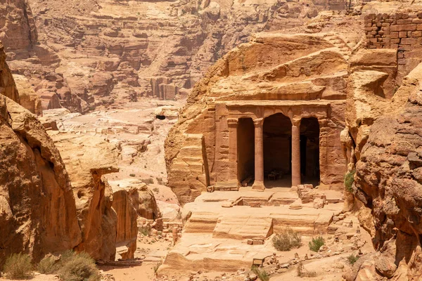 Starożytna Świątynia Ogrodu Wyrzeźbiona Piaskowcowej Skale Kanionie Wadi Farasa Petra — Zdjęcie stockowe