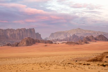 Kızıl kumlar, dağlar, dramatik gökyüzü ve Wadi Rum Çölü 'nün Marthian manzara manzarası, Ürdün