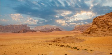 Kızıl kumlar, dağlar, dramatik gökyüzü ve Wadi Rum Çölü 'nün Marthian manzara manzarası, Ürdün