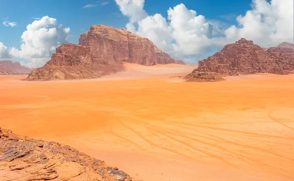 Rood Zand Bergen Marthisch Landschap Panorama Van Wadi Rum Woestijn — Stockfoto