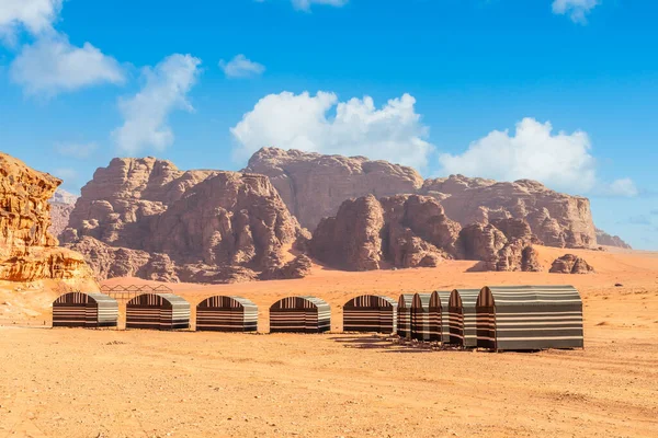 Табір Бедуїнів Серед Червоних Пісків Гір Марсіанських Ландшафтних Панорам Пустелі — стокове фото