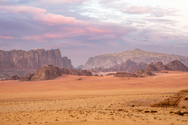 Arenas Rojas Montañas Cielo Dramático Paisaje Marciano Del Desierto Wadi — Foto de Stock