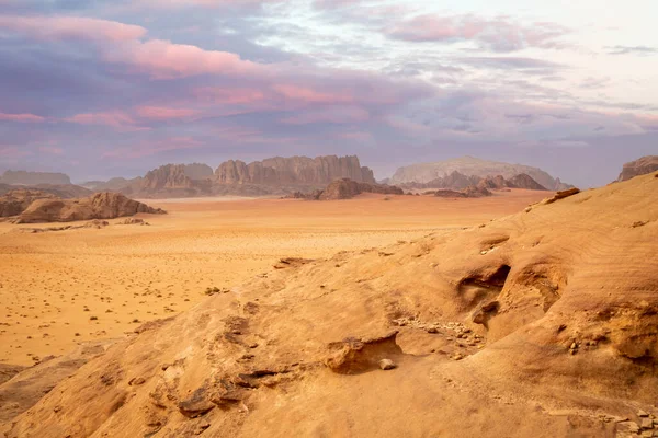 Kızıl kumlar, dağlar, dramatik gökyüzü ve Wadi Rum Çölü 'nün Marthian manzara manzarası, Ürdün