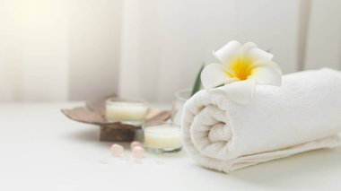 Pembe taş aromalı mum ve Plumeria çiçeğiyle durgun yaşam kaplıcası. Tayland spa masajı. Spa tedavisi kozmetik güzellik. Aromaterapi, sağlığınızı gevşetin. Aroma ve tuz sağlıklı yaşam tarzını temizler