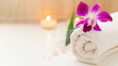 Pembe taş aromalı mum ve orkide çiçeğiyle sakin bir spa ortamı. Tayland spa masajı. Spa tedavisi kozmetik güzellik. Aromaterapi, sağlığınızı gevşetin. Aroma ve tuz sağlıklı yaşam tarzını temizler