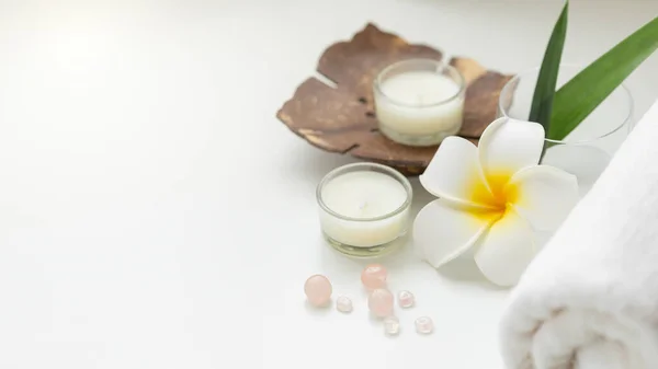 Stilleven Spa Instelling Met Roze Steen Aroma Geur Kaars Plumeria — Stockfoto