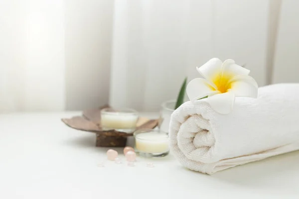 Stillleben Wellness Einstellung Mit Rosa Stein Duftkerze Und Plumeria Blume — Stockfoto