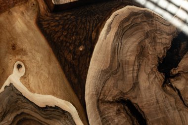 Pahalı eski mobilyalar. Masa epoksi reçineyle kaplanmış ve verniklenmiş. Lüks kaliteli ahşap işleme. Koyu arkaplanda tahta bir masa. Dikdörtgen bir ağaç tablasında altın bir epoksi nehri..