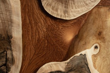 Pahalı eski mobilyalar. Masa epoksi reçineyle kaplanmış ve verniklenmiş. Lüks kaliteli ahşap işleme. Koyu arkaplanda tahta bir masa. Dikdörtgen bir ağaç tablasında altın bir epoksi nehri..