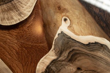 Pahalı eski mobilyalar. Masa epoksi reçineyle kaplanmış ve verniklenmiş. Lüks kaliteli ahşap işleme. Koyu arkaplanda tahta bir masa. Dikdörtgen bir ağaç tablasında altın bir epoksi nehri..