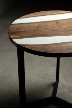 Pahalı eski mobilyalar. Masa epoksi reçineyle kaplanmış ve verniklenmiş. Lüks kaliteli ahşap işleme. Koyu arkaplanda tahta bir masa. İş teklifi kavramı.