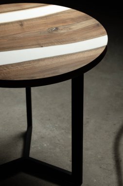 Pahalı eski mobilyalar. Masa epoksi reçineyle kaplanmış ve verniklenmiş. Lüks kaliteli ahşap işleme. Koyu arkaplanda tahta bir masa. İş teklifi kavramı.