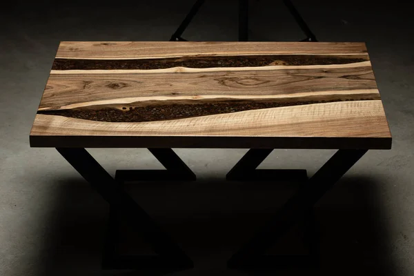 Pahalı eski mobilyalar. Masa epoksi reçineyle kaplanmış ve verniklenmiş. Lüks kaliteli ahşap işleme. Kahve çekirdekli bir tahta parçasında şeffaf bir epoksi nehri..