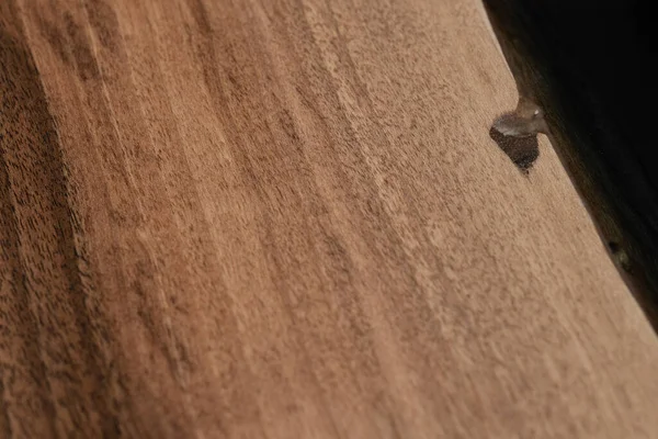 高価なヴィンテージ家具 テーブルはエポキシ樹脂で覆われ ニスで覆われています 高級木材加工 暗い背景に木製のテーブル 丸木のスラブ内の黒いエポキシ川 — ストック写真