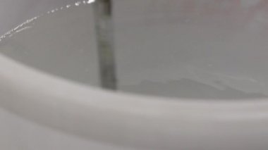 Epoksi reçine bileşenlerini boyayla karıştırıyorum. Özel mobilya imalatının aşamalarından biri. Lüks kaliteli ahşap işleme. 