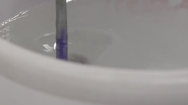 Epoksi reçine bileşenlerini boyayla karıştırıyorum. Özel mobilya imalatının aşamalarından biri. Lüks kaliteli ahşap işleme. 