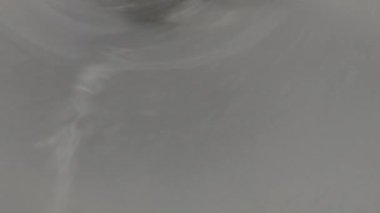 Epoksi reçine bileşenlerini boyayla karıştırıyorum. Özel mobilya imalatının aşamalarından biri. Lüks kaliteli ahşap işleme. 