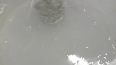 Epoksi reçine bileşenlerini boyayla karıştırıyorum. Özel mobilya imalatının aşamalarından biri. Lüks kaliteli ahşap işleme. 