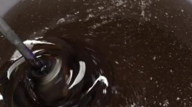 Epoksi reçine bileşenlerini boyayla karıştırıyorum. Özel mobilya imalatının aşamalarından biri. Lüks kaliteli ahşap işleme. 