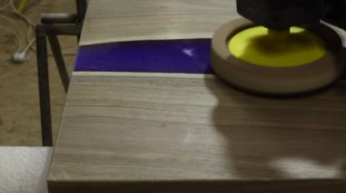 Epoksi reçine elementleri olan eşsiz ahşap türlerden yapılmış zımparalama masaları. Antika ahşap ürünleri üretimi için bir fabrika..