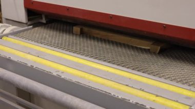 Ahşap yığınını eşsiz tezgahların üretimi için kalibre etme ve öğütme teknolojisi. Antika ahşap ürünleri üretimi için bir fabrika..