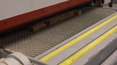 Ahşap yığınını eşsiz tezgahların üretimi için kalibre etme ve öğütme teknolojisi. Antika ahşap ürünleri üretimi için bir fabrika..