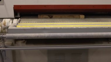 Ahşap yığınını eşsiz tezgahların üretimi için kalibre etme ve öğütme teknolojisi. Antika ahşap ürünleri üretimi için bir fabrika..