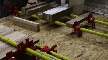 Daha fazla tezgah üretmek için sert ahşap çubuklarını tek bir diziye yapıştırma teknolojisi. Antika ahşap ürünleri üretimi için bir fabrika..