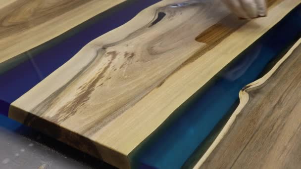 Eine Hölzerne Tischplatte Mit Wachsöl Überziehen Schutz Von Holzoberflächen Mit — Stockvideo